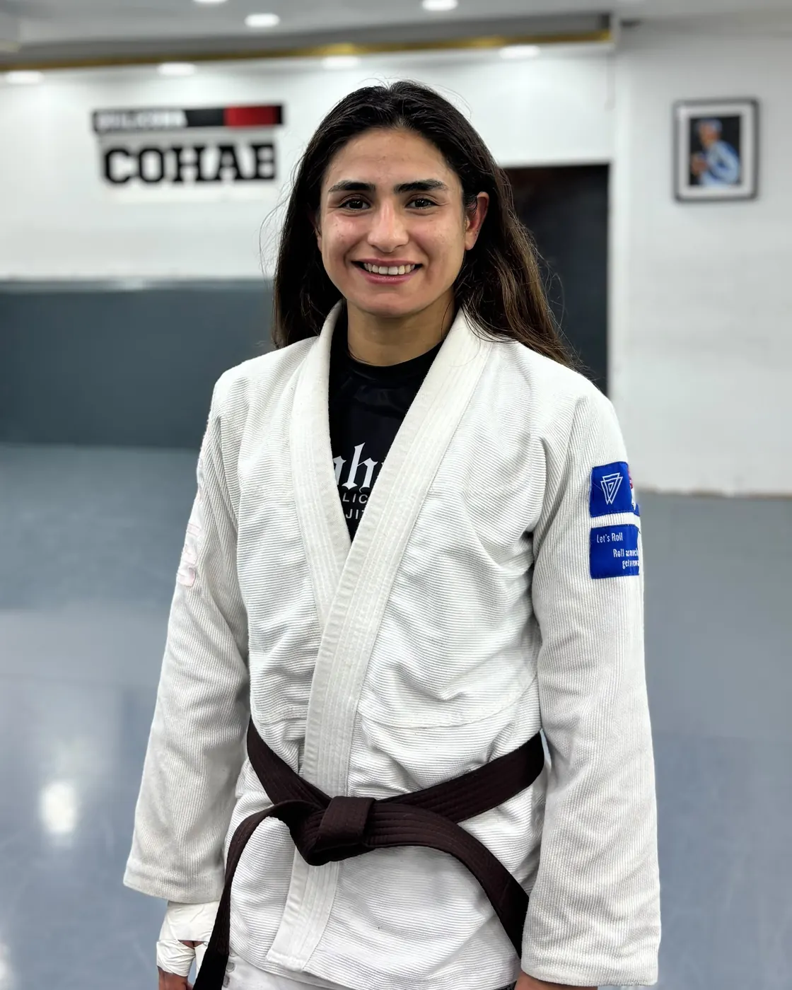 Javiera Fuentes, profesora principal de Cohab Quilicura, con kimono blanco y cinturón marrón en la academia